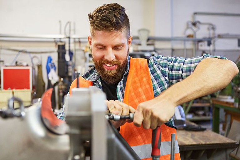 Auszubildender zum Schlosser bei der Arbeit