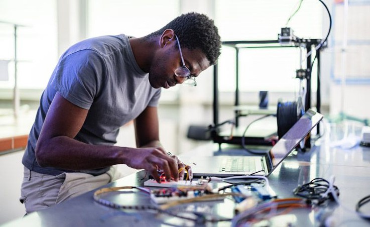 Duales Studium Elektro- & Informationstechnik: Stellen/Gehalt