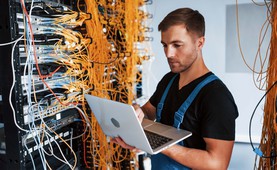 Ausbildung Informationselektroniker - Infos, Gehalt, Stellen