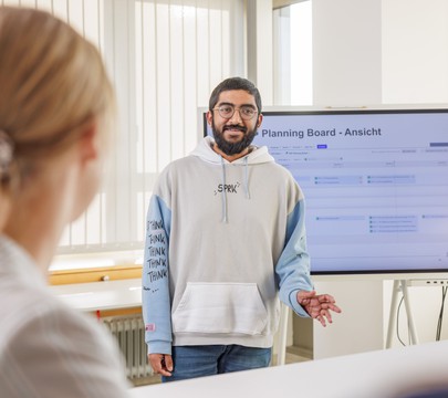 Dualer Student hält eine Präsentation.