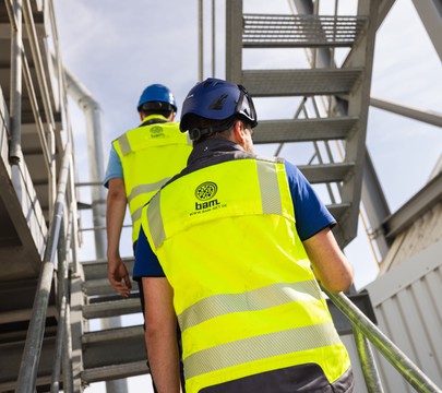 Verfahrensmechaniker Steine- und Erdindustrie bei der Arbeit