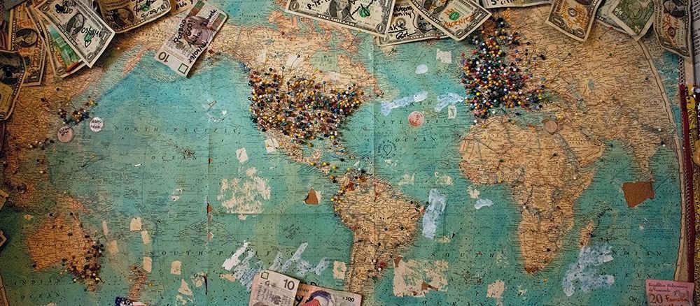 Bild von einer Weltkarte mit Geldscheinen drumherum
