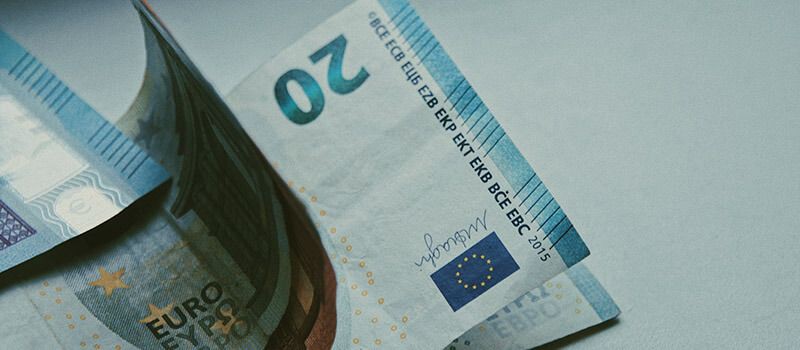 Mehrere 20 Euro Scheine auf dem Tisch