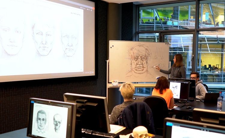 Klassenraum, wo Studierende das Zeichnen von Gesichtern lernen.