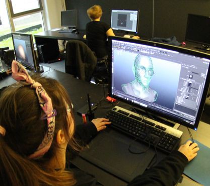 Studentin entwirft auf einem Computer eine Person in 3D.