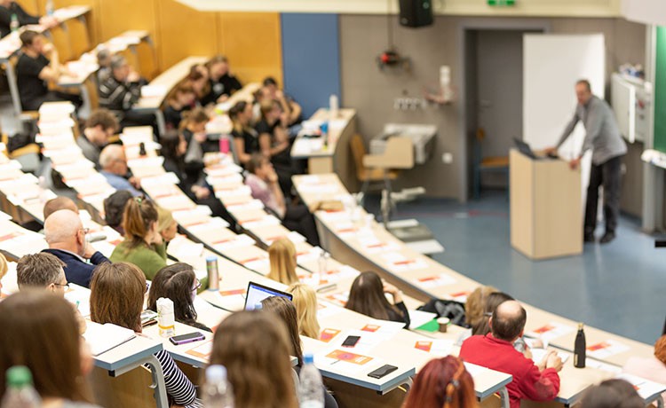 Studierende im Hörsaal.