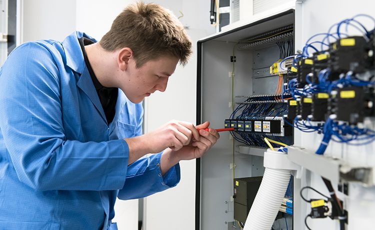 Elektroniker bei Siemens bei der Arbeit.