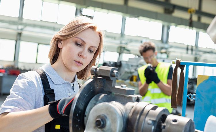 Feinwerkmechanikerin bei der Arbeit.