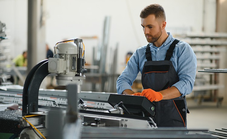 Fertigungsmechaniker an der CNC Maschine