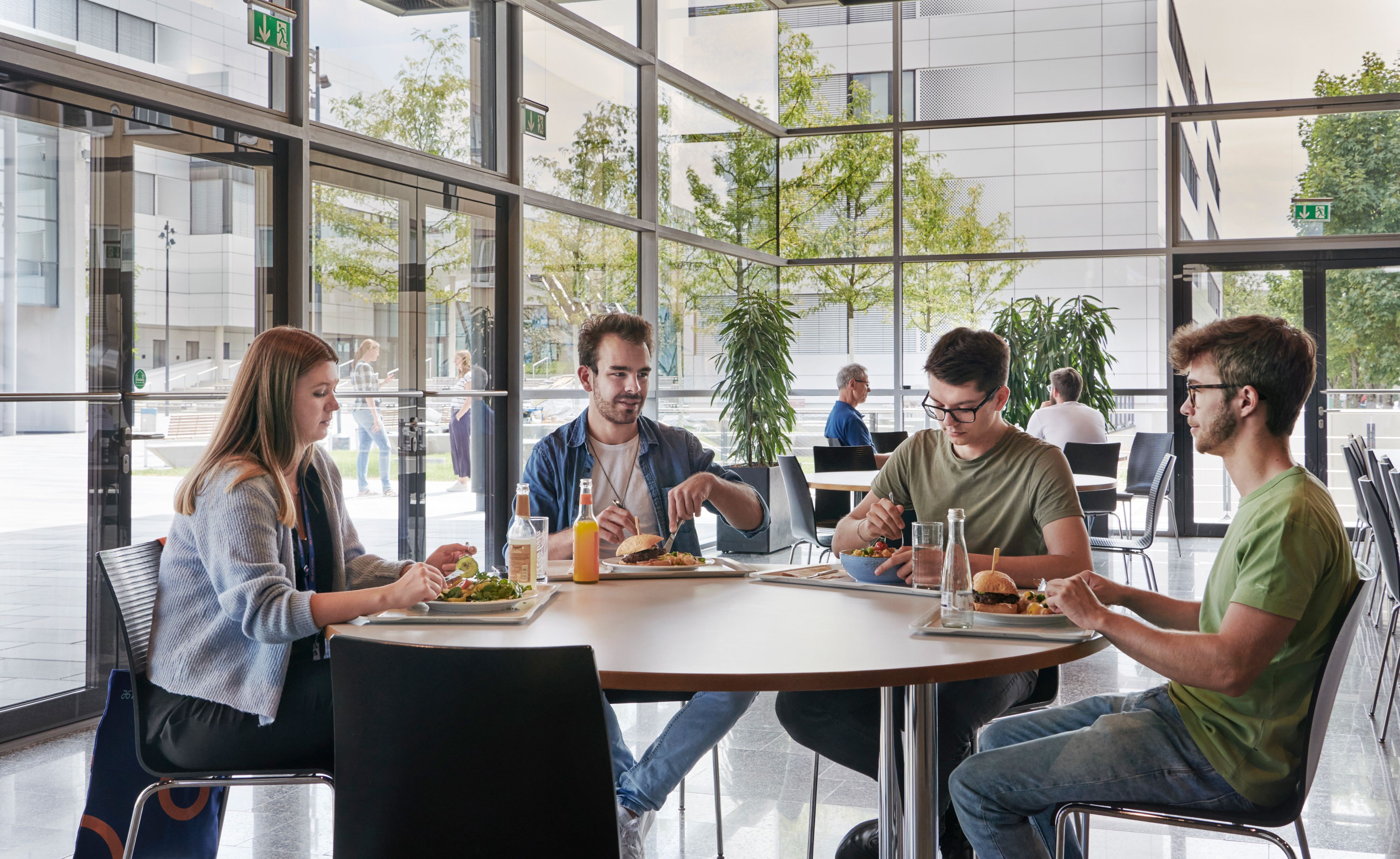 FachinformatikerInnen in der Kantine bei Atruvia