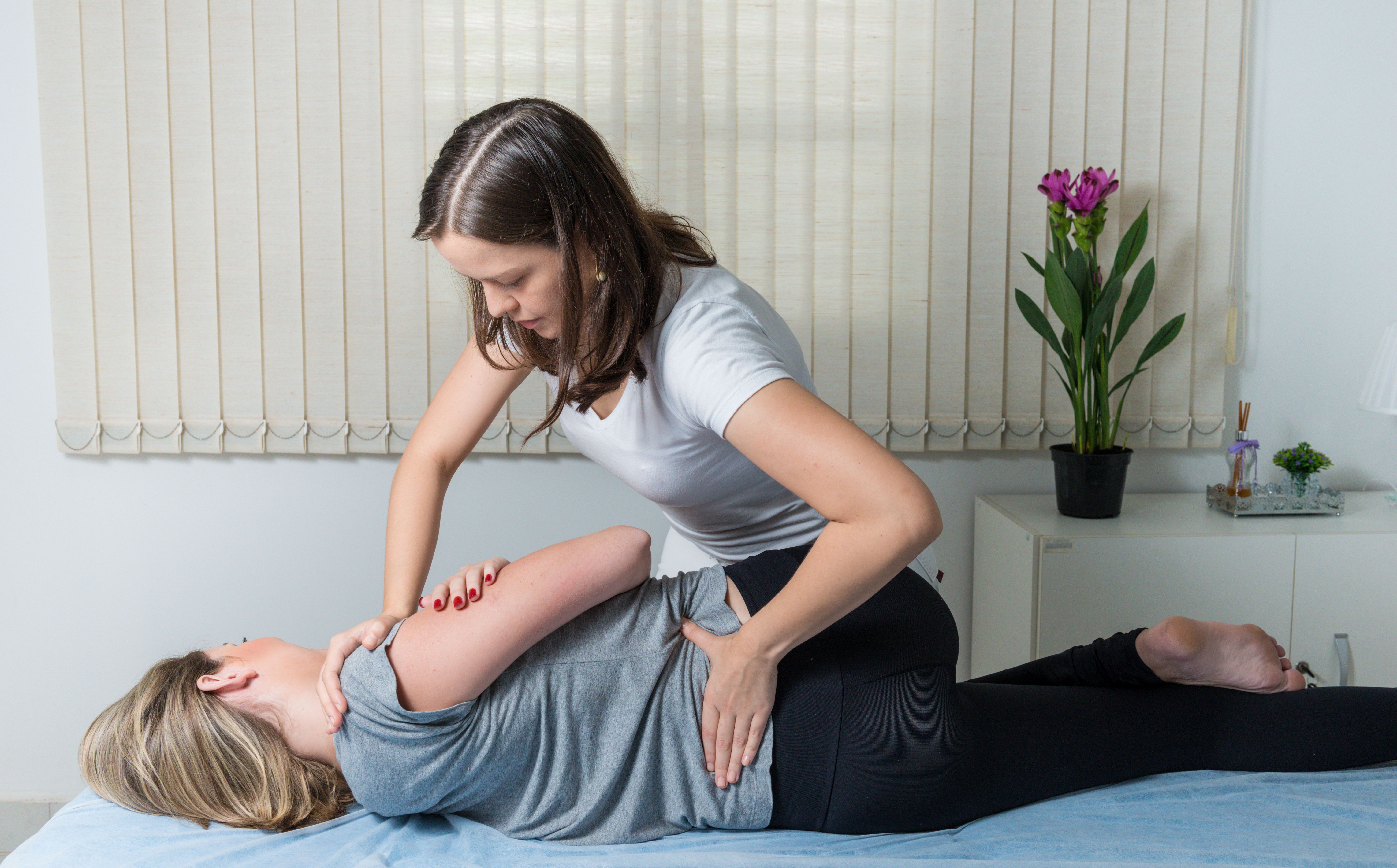 Osteopathin behandelt Patientin.