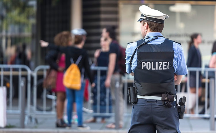 Polizist bei der Arbeit auf der Straße.
