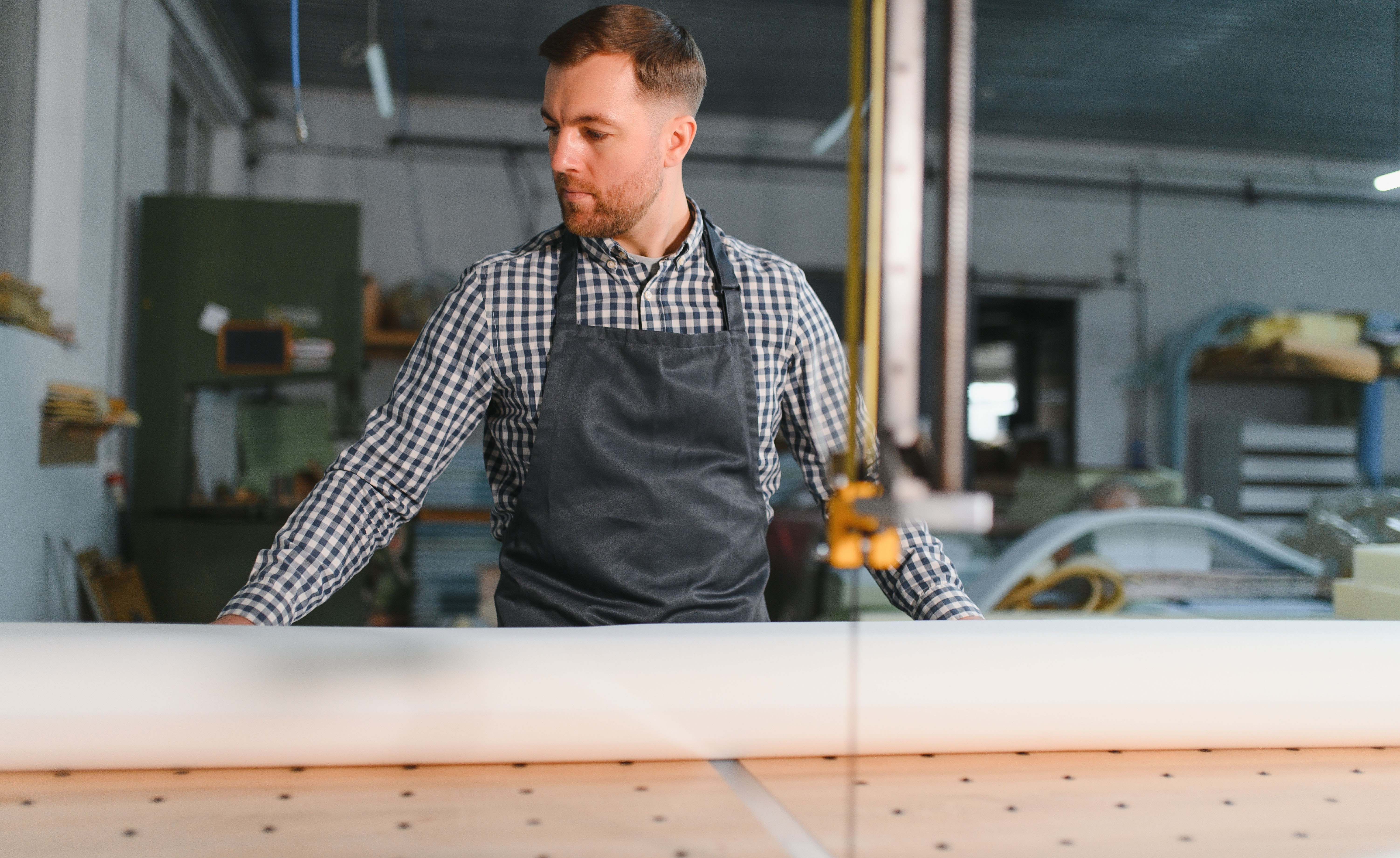 Polsterer bei der Arbeit mit einer CNC-Maschine.