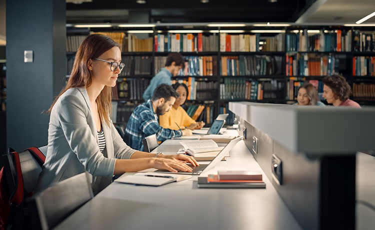 Studentin in einer Bibliothek.