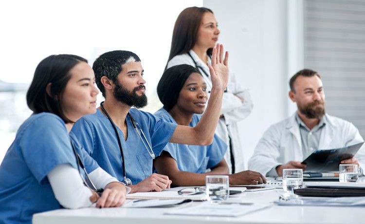 Medizinstudenten im Unterricht.