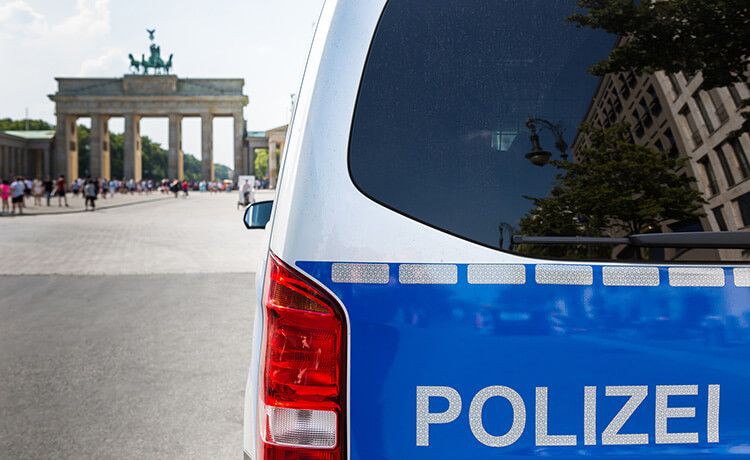 Polizeiauto steht vor Brandenburger Tor in Berlin.