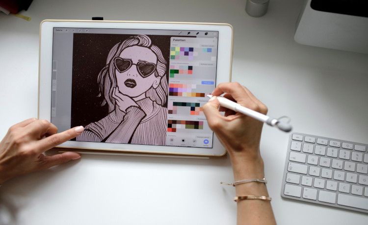 Webdesignerin zeichnet am iPad.