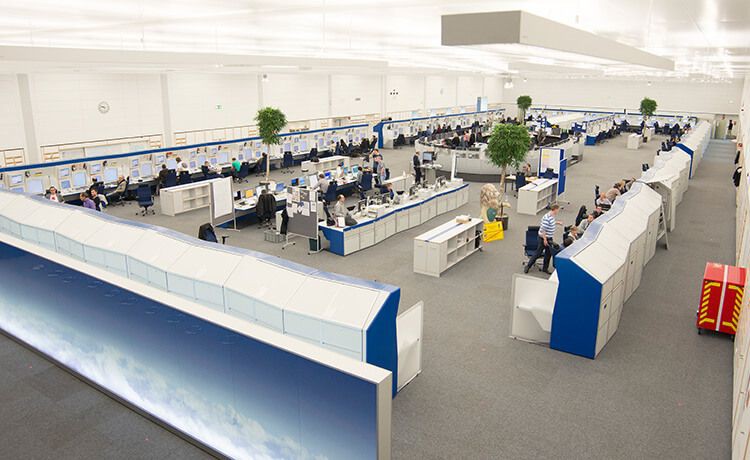 Centerlotsen sitzen im Kontrollzentrum und überwachen Luftverkehr.