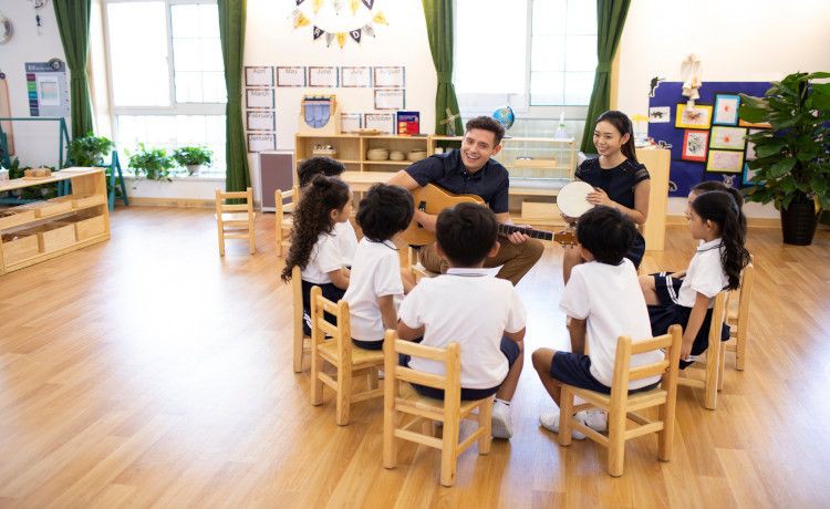 Zwei Heilpädagogen machen mit Kindern Musik.