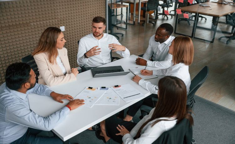 Gestalter für visuelles Marketing besprechen ein Konzept am Tisch.