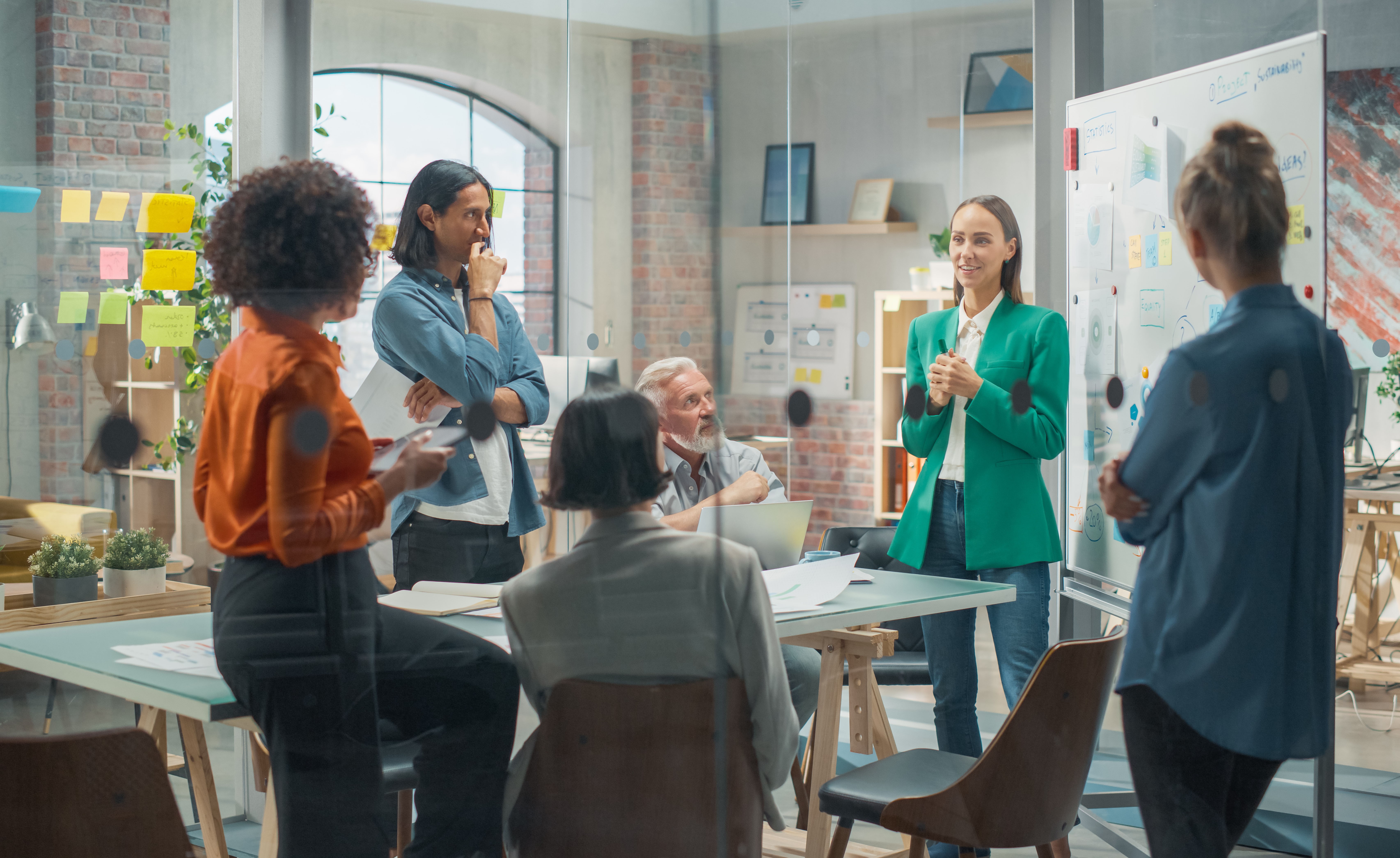 Redaktionsbesprechung und Planung von Content.