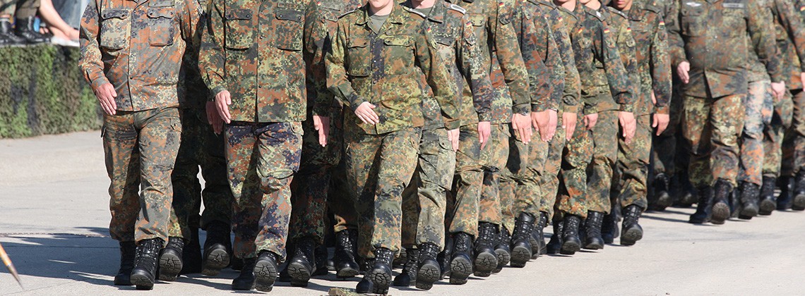Soldaten marschieren bei der Grundausbildung.