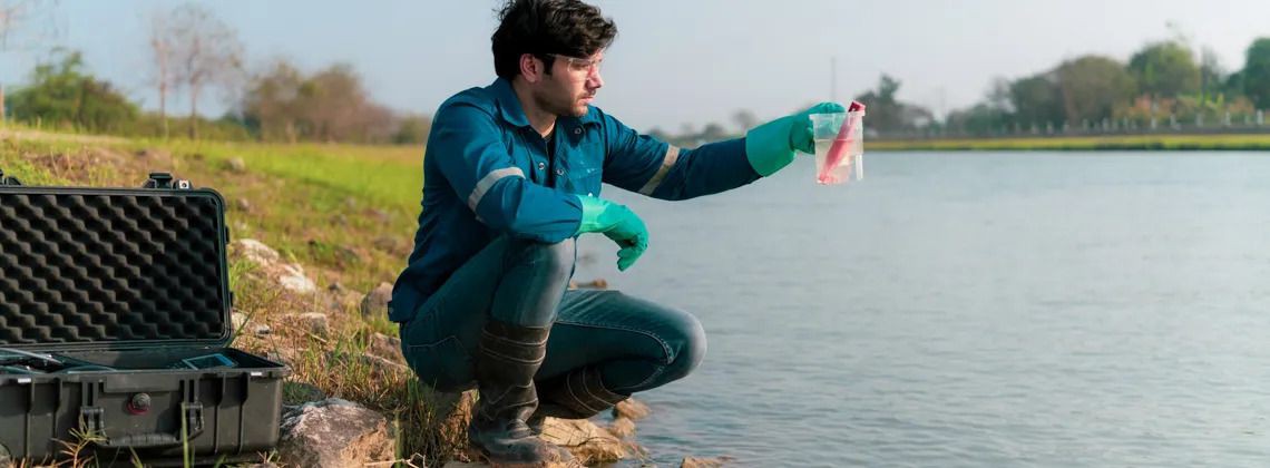 fachkraft für wasserversorgungstechnik entnimmt Wasserprobe