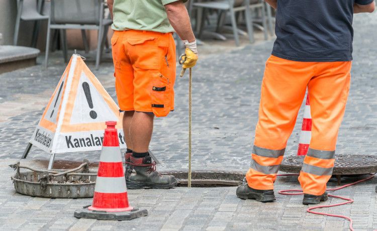 Umwelttechnologen führen Kanalarbeiten durch. 